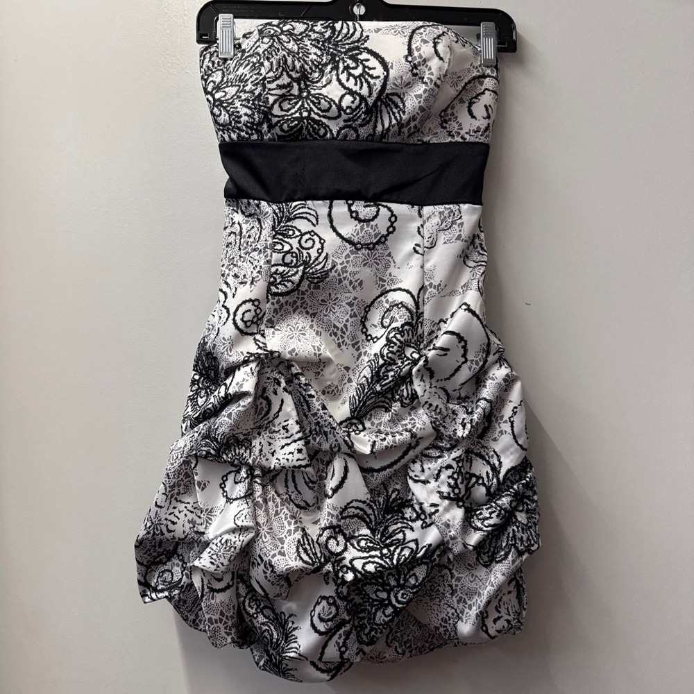 Ruby Rox Juniors Strapless Bubble Hem Cocktail Dress Black White Floral Bow Sz 7